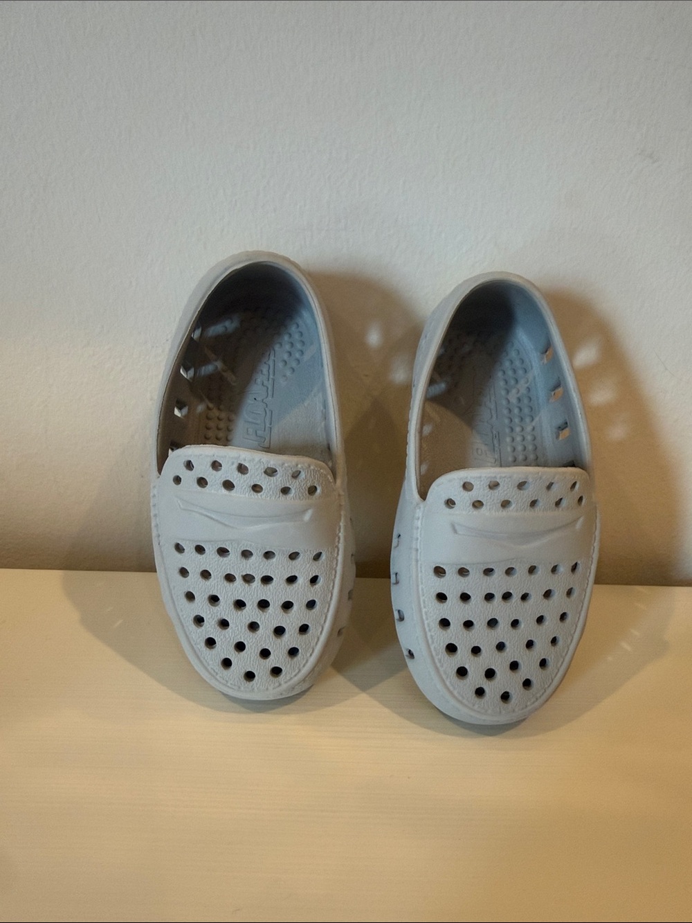 LIKE NEW Floafers Toddler boy size 4 - Light Gray with yellow sole